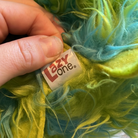 Men’s size 4 to 7 and Women’s size 5 to 8 monster claw green fuzzy slippers. - Picture 4 of 9